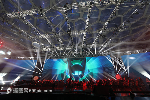 璀璨之夜 年会晚会舞台灯光设计的艺术与科技融合